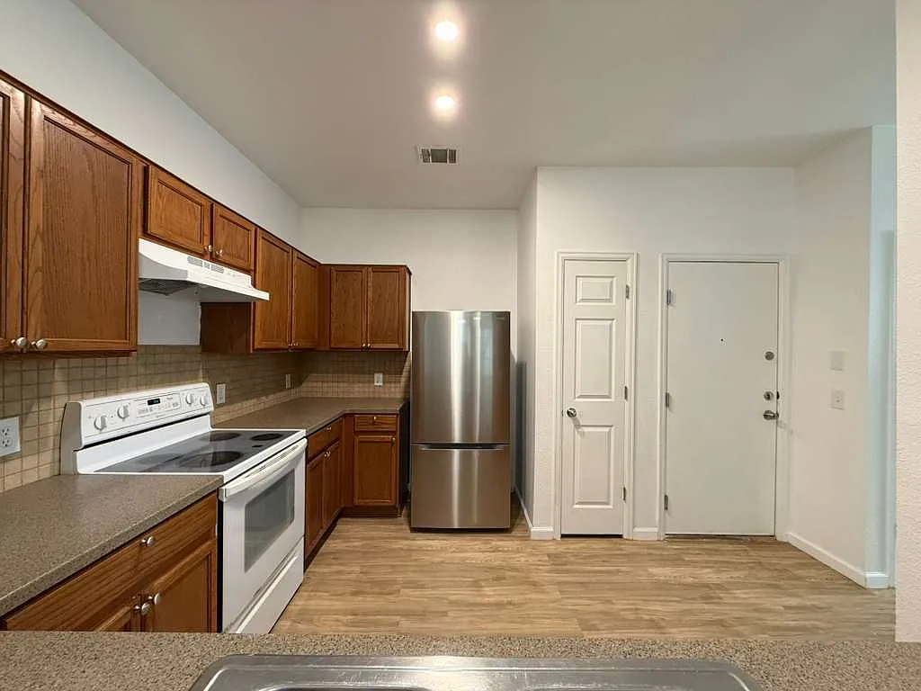 3 bed, 2.5 bath, 1615 sqft, $2,000 — Photo 4