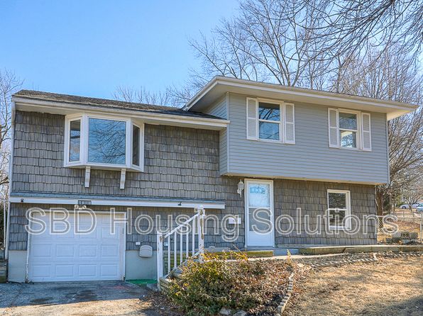 8101 NE Tullis Dr, Kansas City, MO 64119