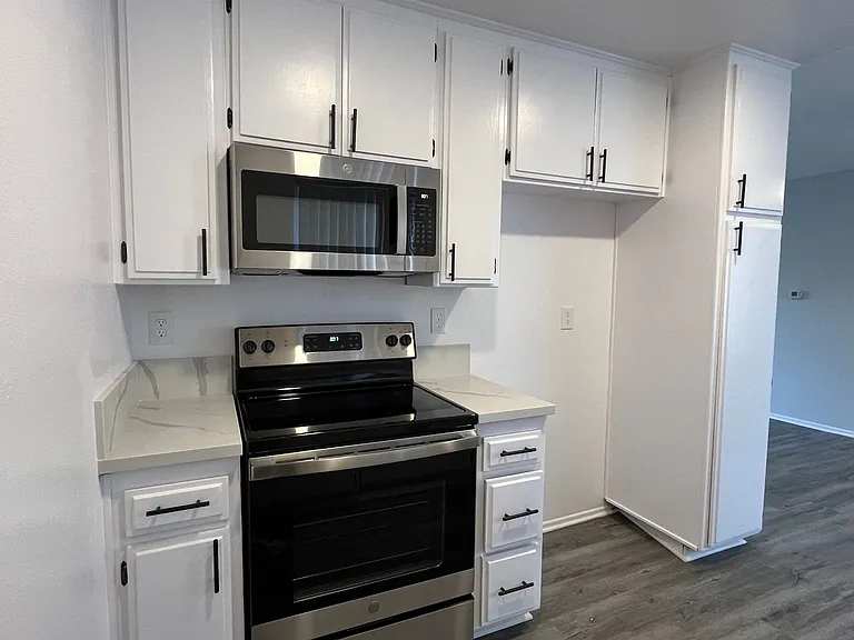 6651 Haskell Ave — Photo 9