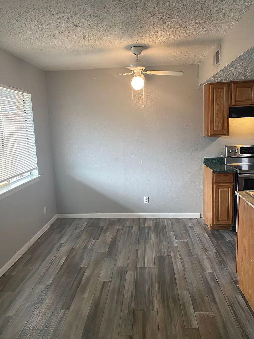 1-Bedroom Apartment Near St. Mary — Photo 4