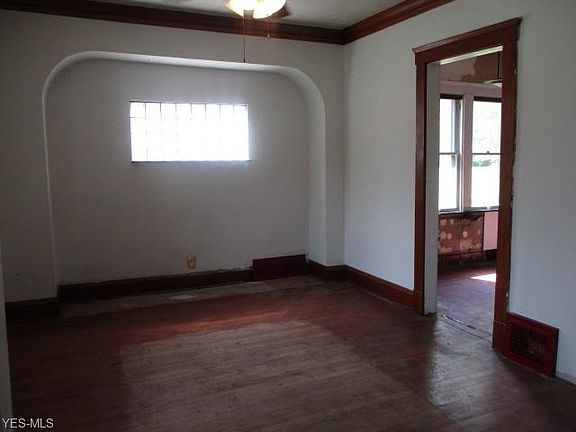 3rd image of 221 Mapleview Dr