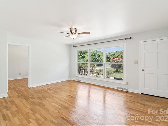 3rd image of 205 Dogwood Ln