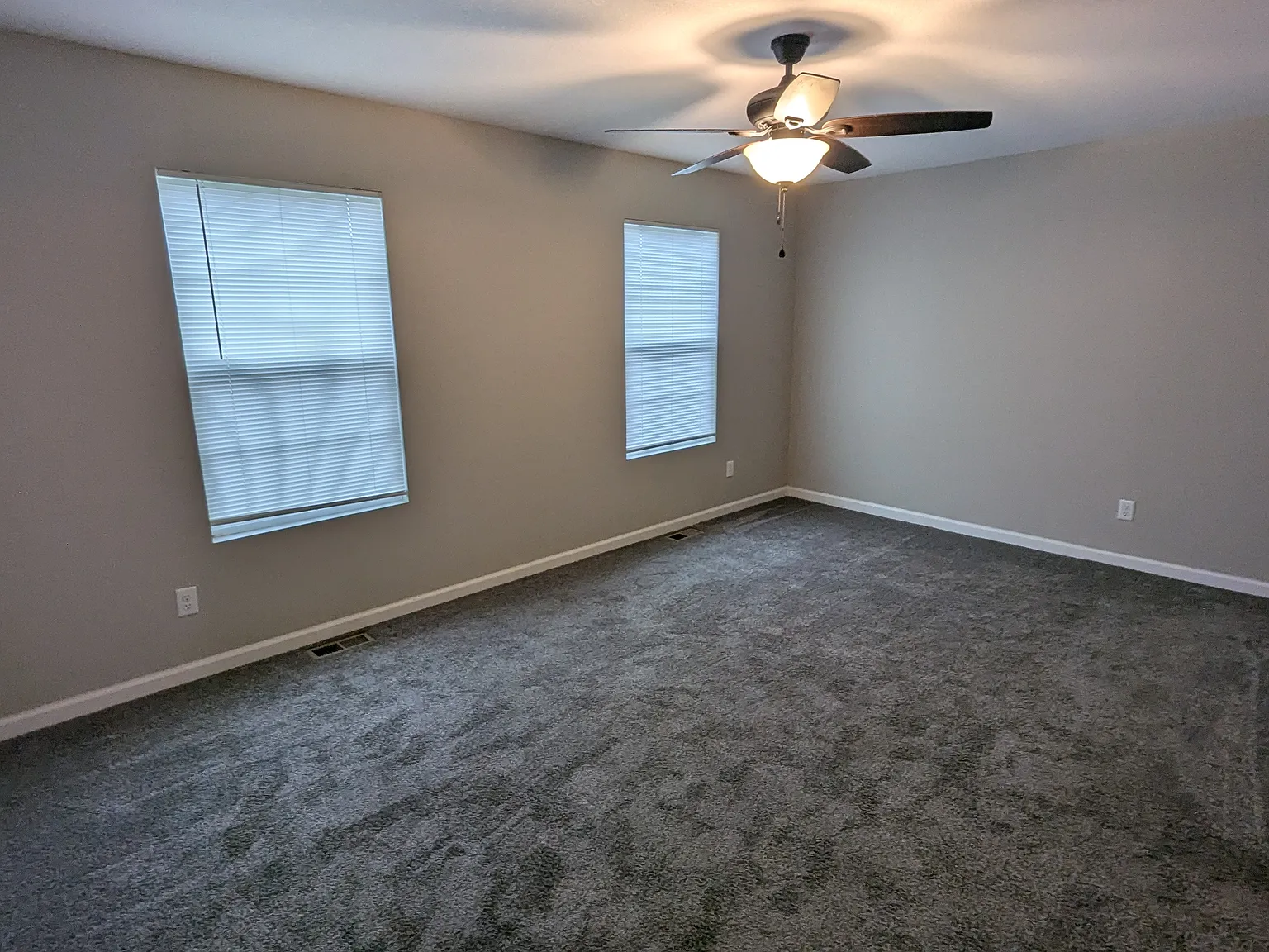 5 bed, 2400 sqft, $1,895 — Photo 4