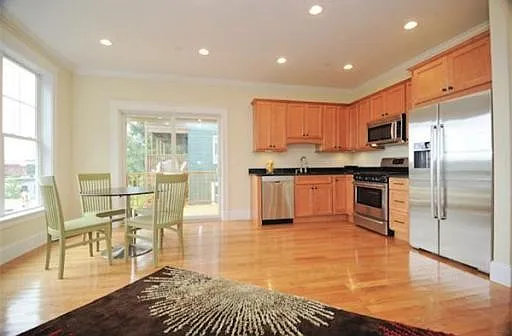 2 bed, 2.5 bath, 9999 sqft, $3,700 — Photo 2