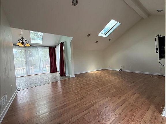 3rd image of 52 Elm Dr