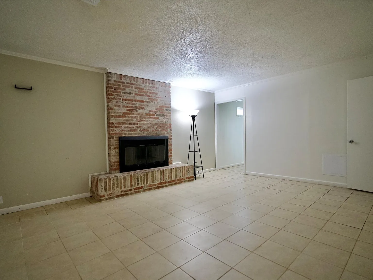 4 bed, 2.0 bath, 1999 sqft, $1,600 — Photo 4