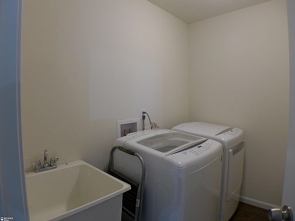 3rd image of 239 Fountain Park Dr
