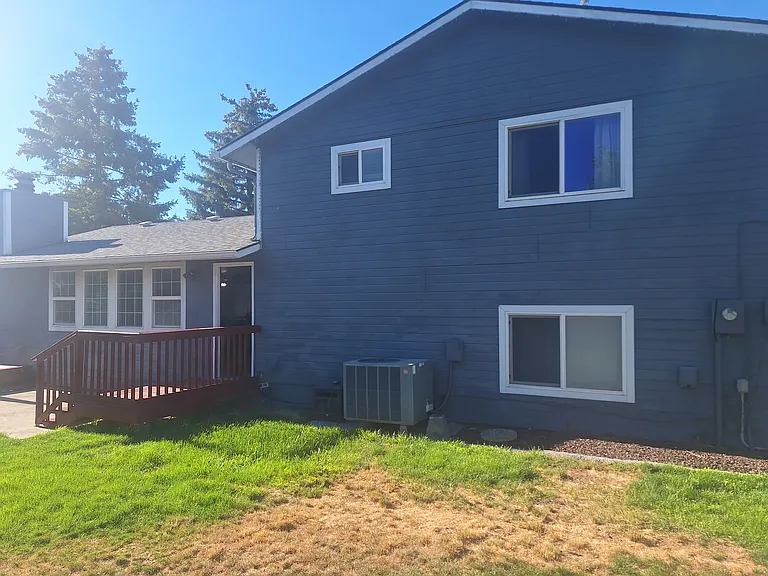 213 Sharon Ave E — Photo 4