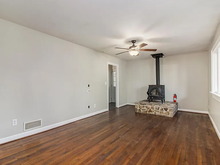 1623 Moncrief Cir — Photo 14
