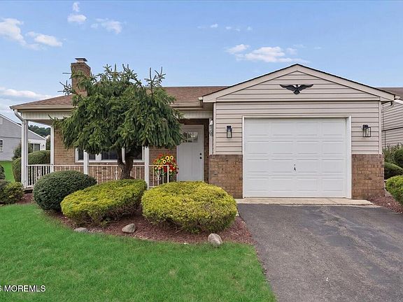 2nd image of 15 Buckingham Drive N