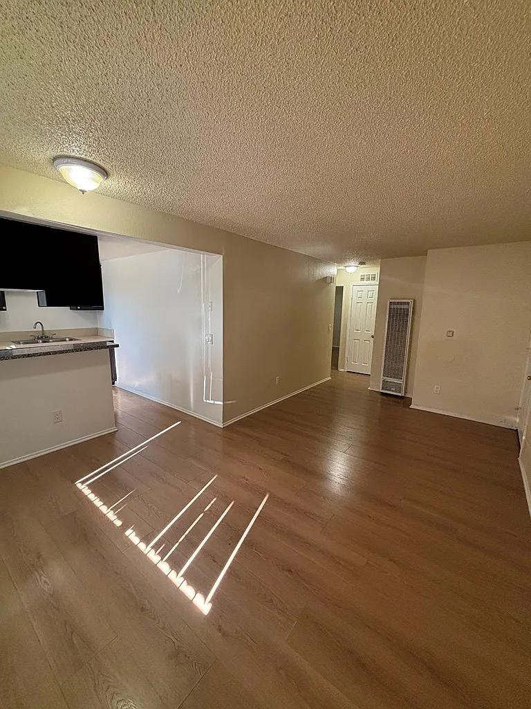 3 bed, 936 sqft, $2,690 — Photo 3