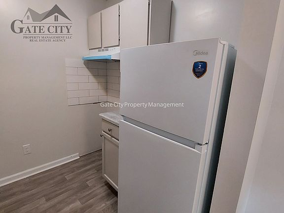 3rd image of 427 S Main St APT 8