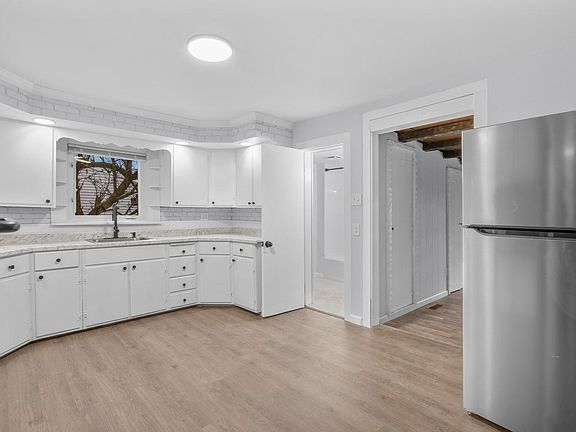 5th image of 117 Lenox Ave #1