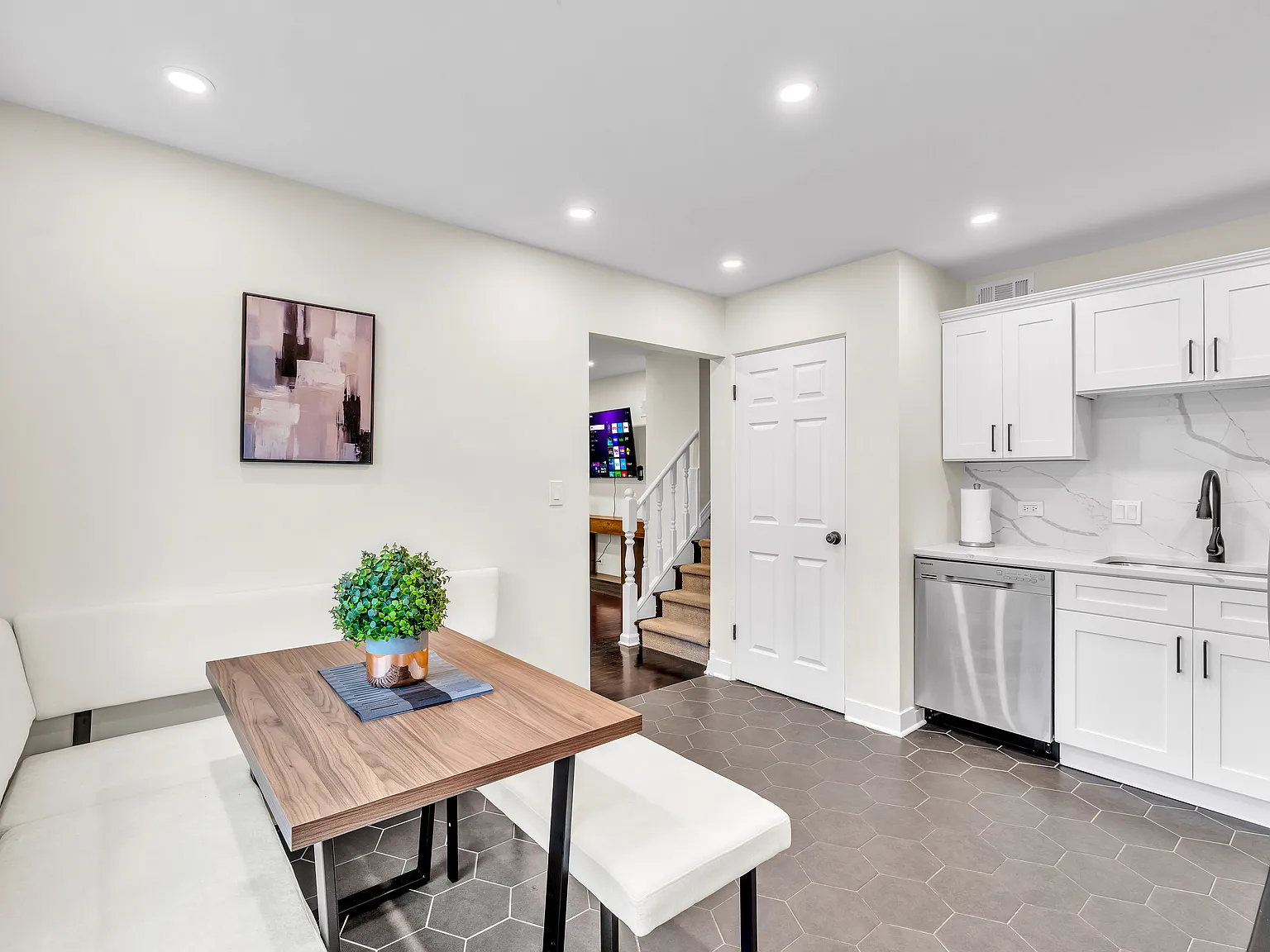 3 bed, 1456 sqft, $9,900 — Photo 2