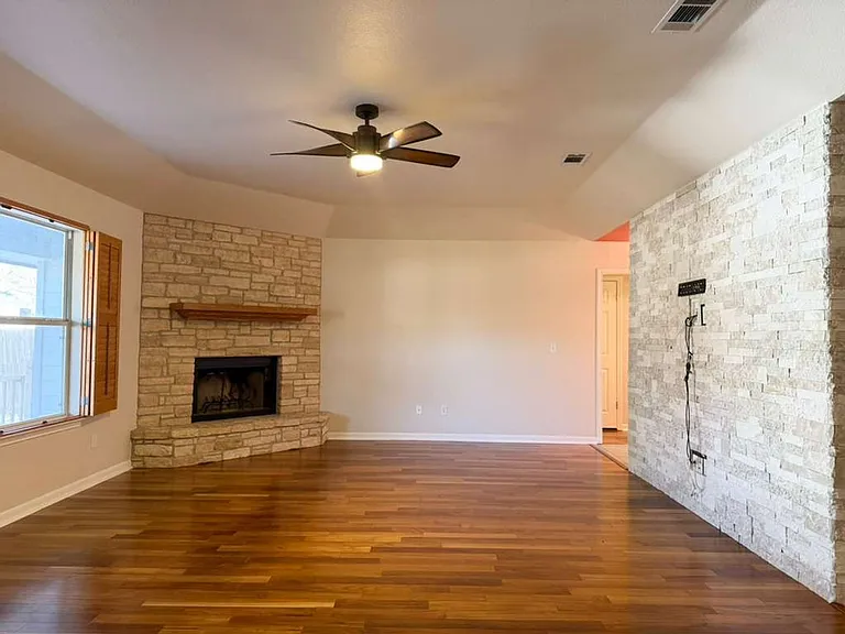 1213 Camellia Ln — Photo 5