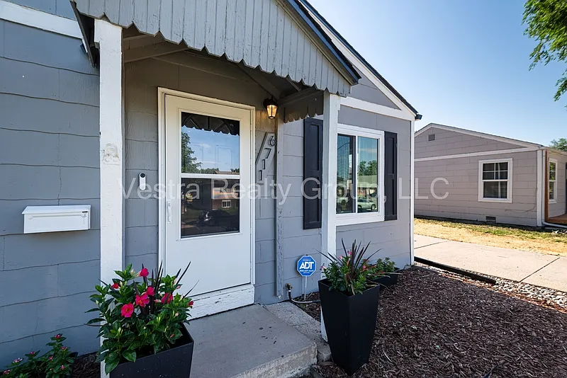 3 bed, 1.0 bath, 1041 sqft, $2,500 — Photo 3