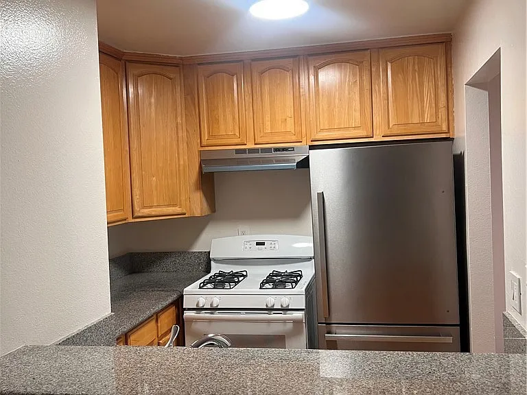 1720 Peyton Ave — Photo 3