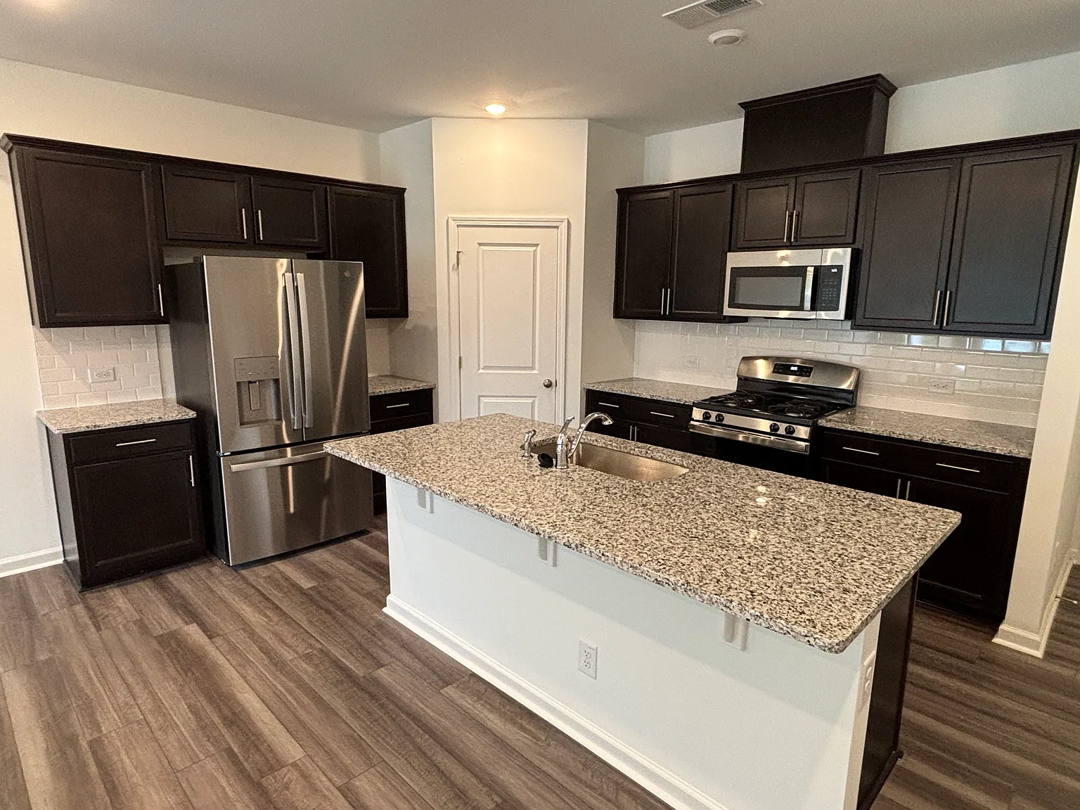 3 bed, 1939 sqft, $2,045 — Photo 2