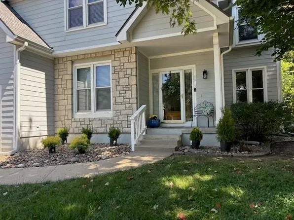 6913 Red Oak Dr, Shawnee, KS 66217