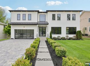 424 Ridgewood Ave, Paramus, NJ 07652