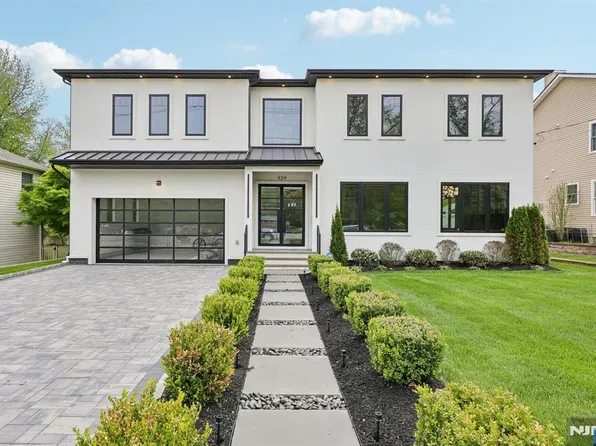 424 Ridgewood Ave, Paramus, NJ 07652