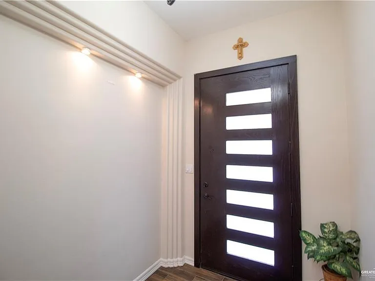 2901 E Imperial Oaks Dr — Photo 2