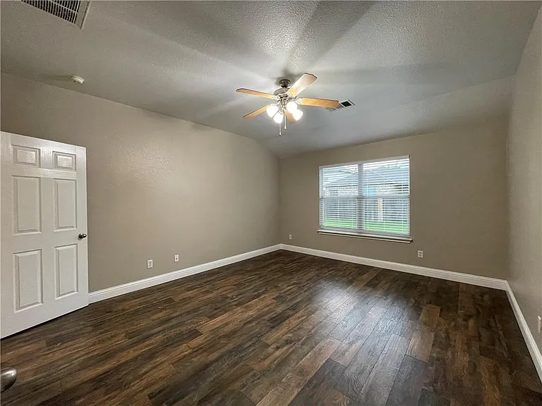 18512 Sandy Bottom Dr — Photo 7