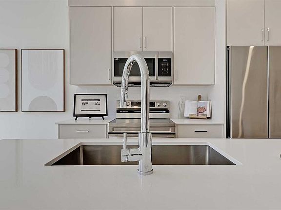 5th image of 828 S 8th Ave NE #2