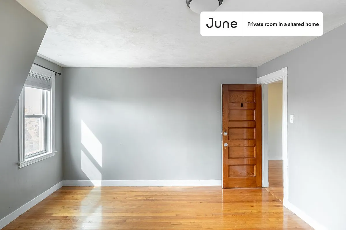 Queen bedroom in 6 bed/1.5 bath home in Somerville #1578 D — Photo 4