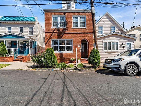 4th image of 282 Alpine St