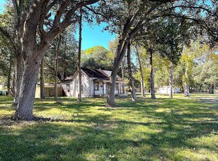 6211 Gresham St, Wallis, TX 77485