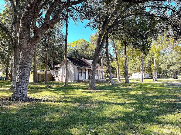 6211 Gresham St, Wallis, TX 77485