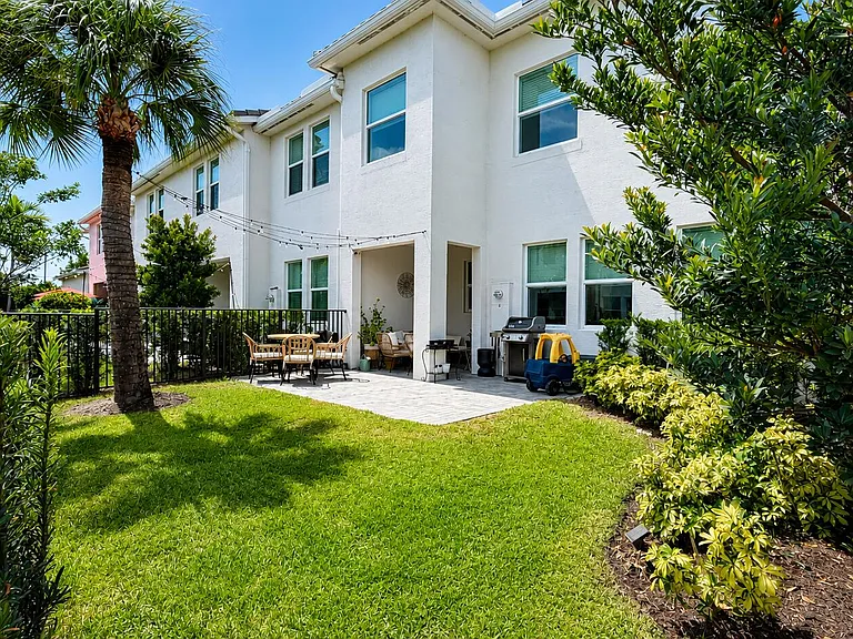 16454 Helix Ct — Photo 8