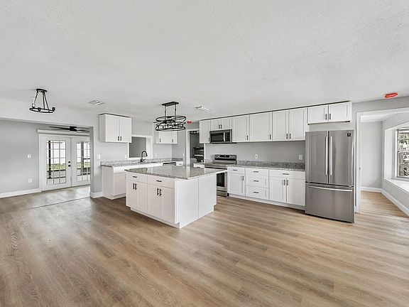 3rd image of 5374 Skyline Pl
