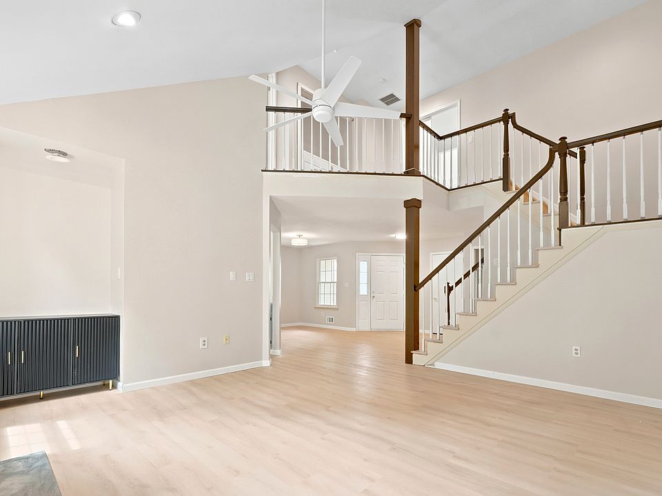 1st image of 703 Porter Way W