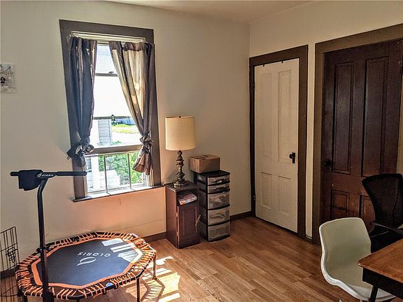 3rd image of 905 Brown Ave