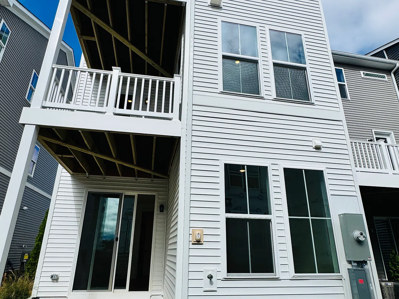 4 bed, 2506 sqft, $3,099 — Photo 2