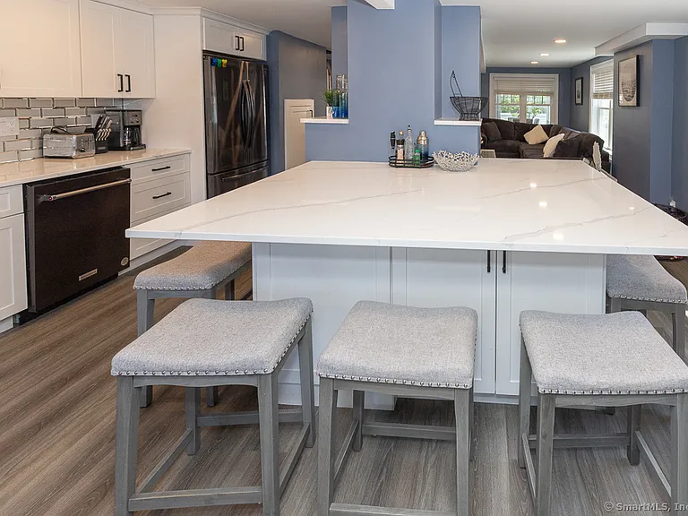 55 Swan Ave — Photo 16