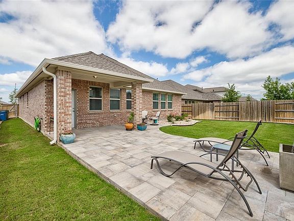 2nd image of 916 Zacarias Dr