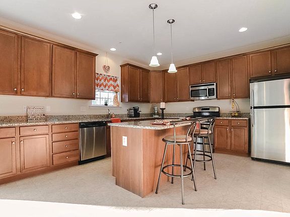 3rd image of 47365 Greenway St