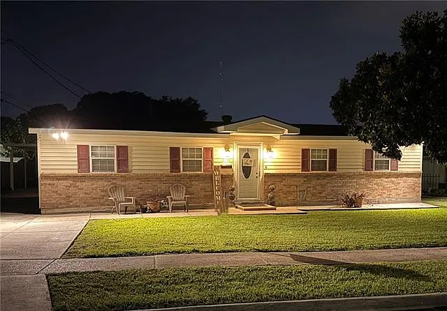 Building Photo - 2130 N Butterfly Cir
