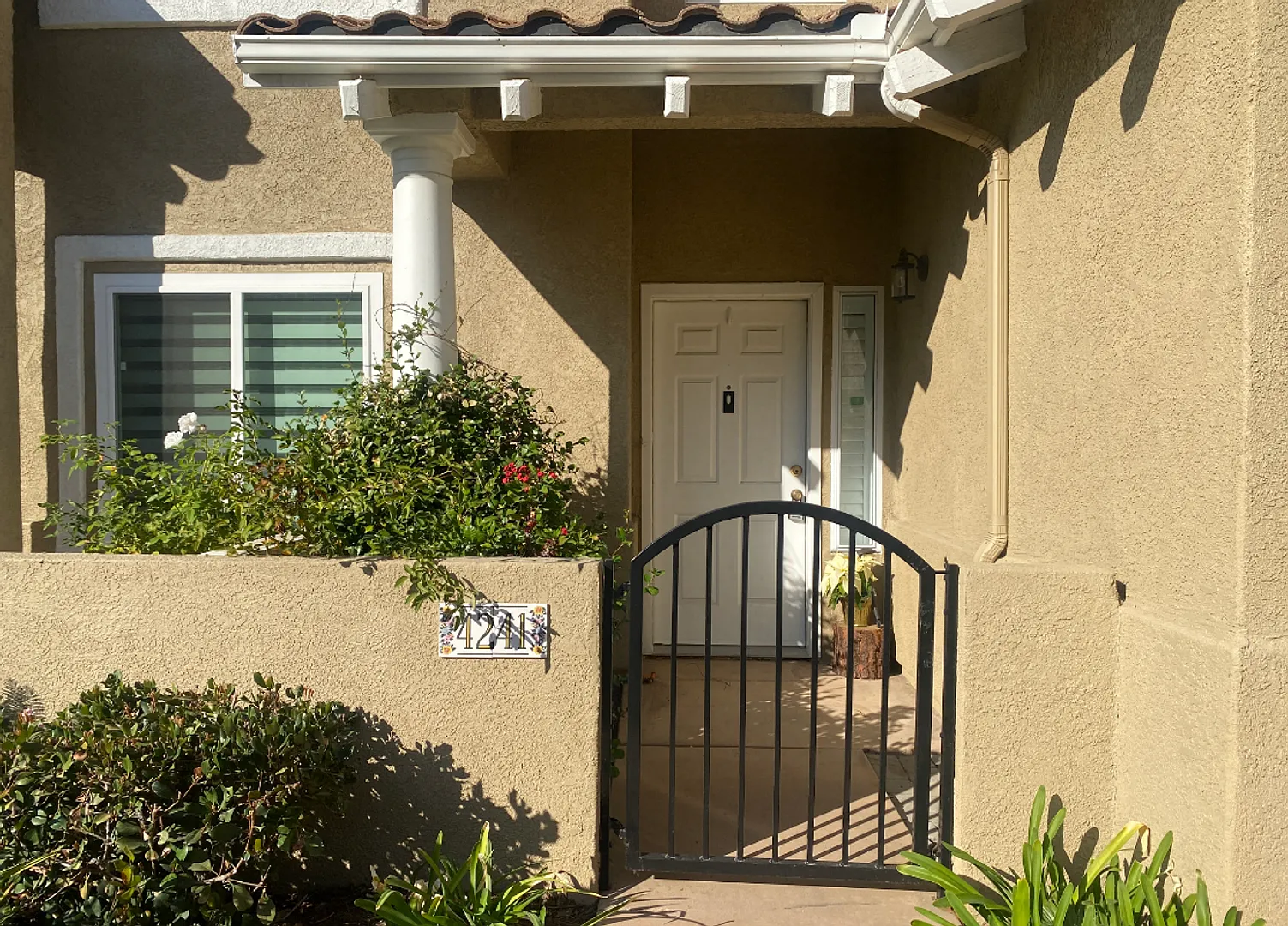 2 Bedroom, 2 Bath Penthouse with Garage & Community Pool — Photo 2