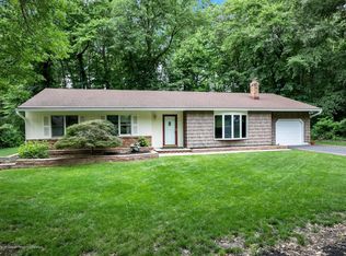 2 Manor Dr, Manalapan, NJ