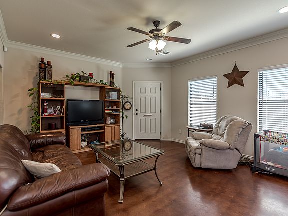 4th image of 906 McAshan St