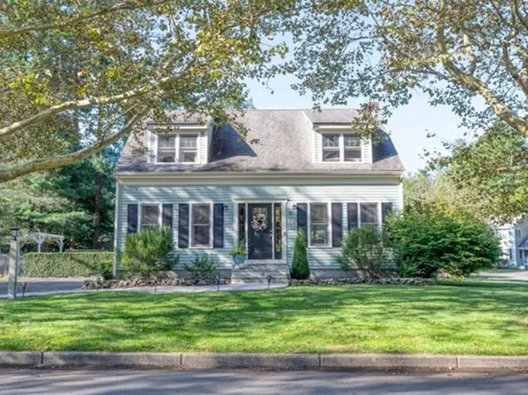 13 Bay Path Ln, Rockland, MA 02370