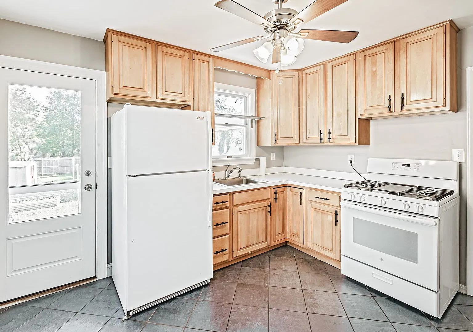 Charming 4 bedroom, 2 bath in Boxwood Addition — Photo 4