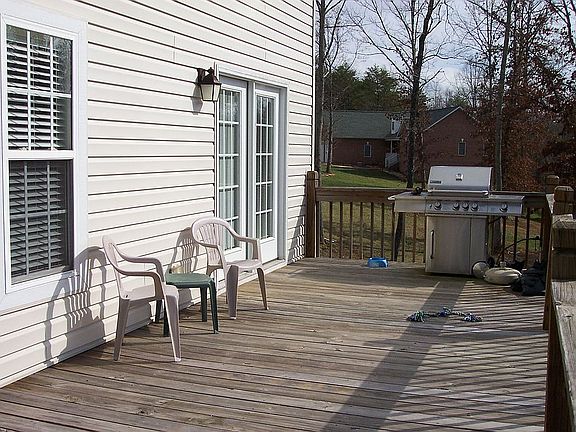 2nd image of 112 Buck Shoals Cir