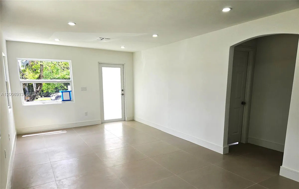 Building Photo - 1002 SW 65th Ave #1