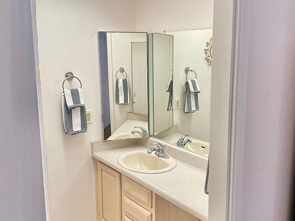 5th image of 320 E LANCASTER Court