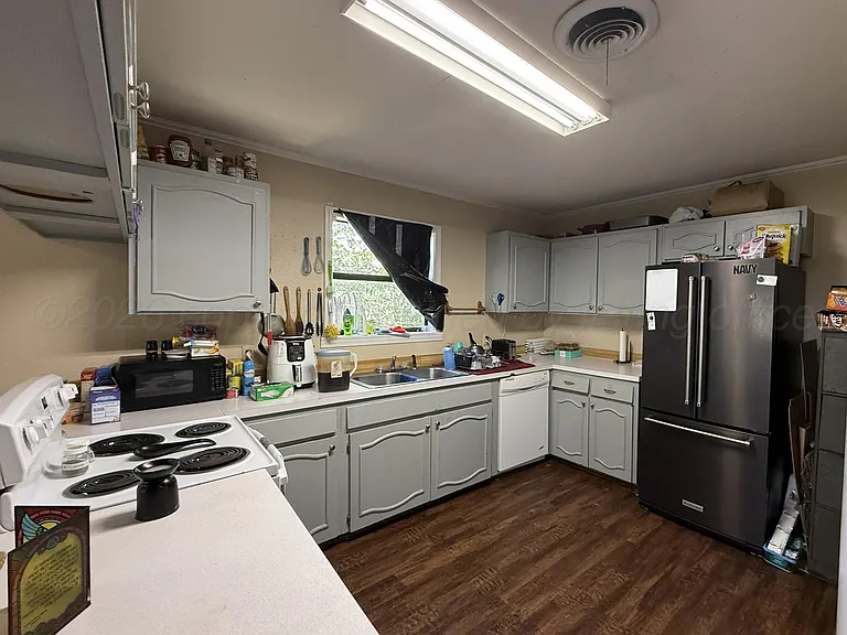 1033 Farley St — Photo 4